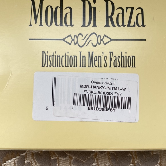 W monogram 100% Cotton Fine Handkerchiefs. New, still in box set of 2. - Picture 4 of 4